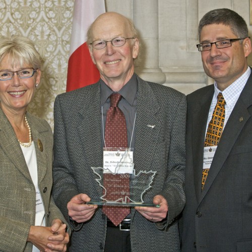 Rob Cannings (centre) receiving the Bruce Naylor Award, 27 October 2009. Left, Pauline Rafferty, CEO, Royal BC Museum and President, Alliance of Natural History Museums of Canada; right, Bill Greenlaw, CEO, Nova Scotia Museum and Chair of the Awards Committee.