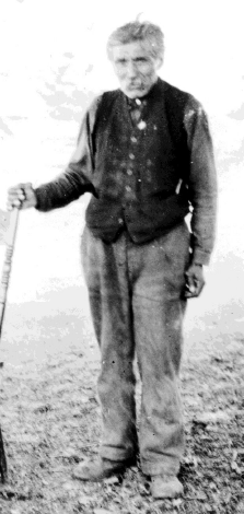 Figure 1. Chief David Latasse photographed on the Tsartlip Reserve in 1922, at age 61-64 (RBCM PN6165).